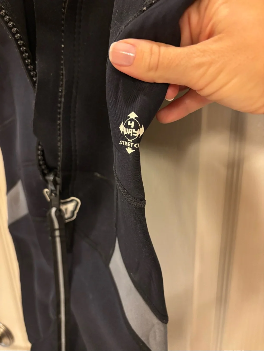 Youth Sz 10 Short-Sleeve Swim Rash Guard / Surf Suit in Black & Gray